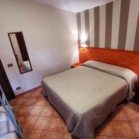 Hotel Piscina La Suite Prossedi Eksteriør bilde