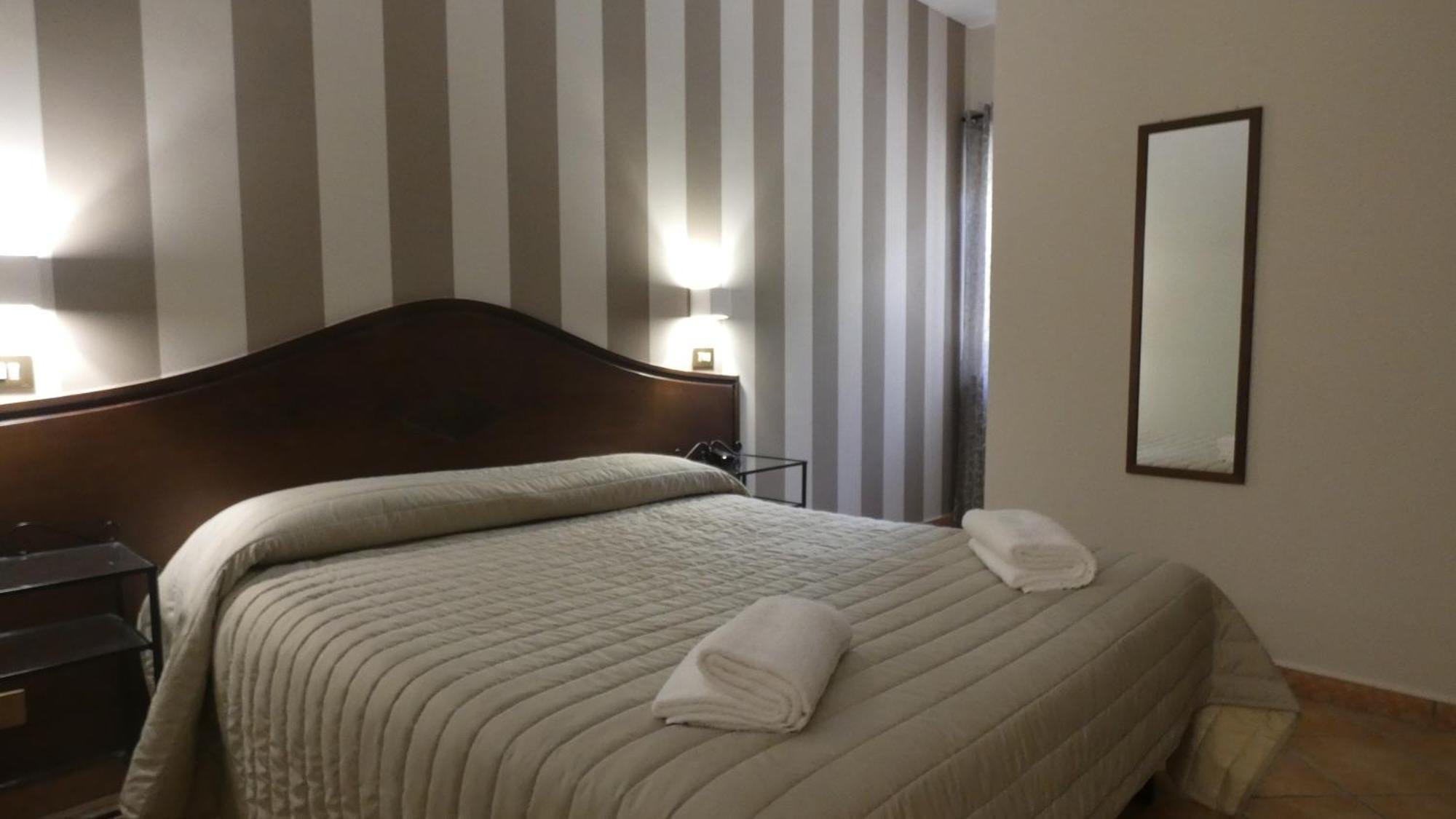 Hotel Piscina La Suite Prossedi Eksteriør bilde