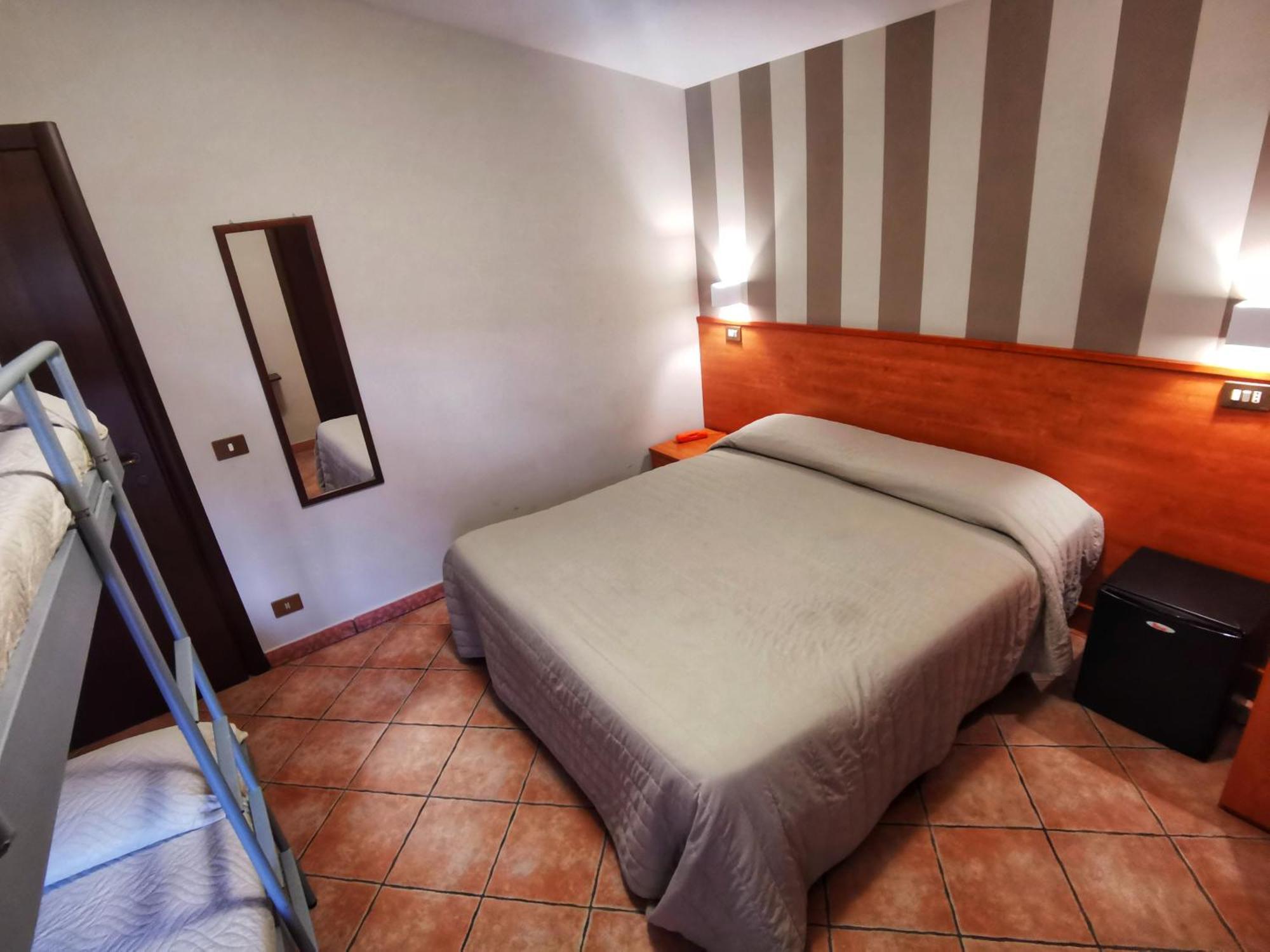 Hotel Piscina La Suite Prossedi Eksteriør bilde